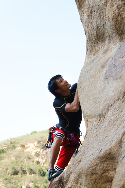 东方男人户外攀岩图片下载