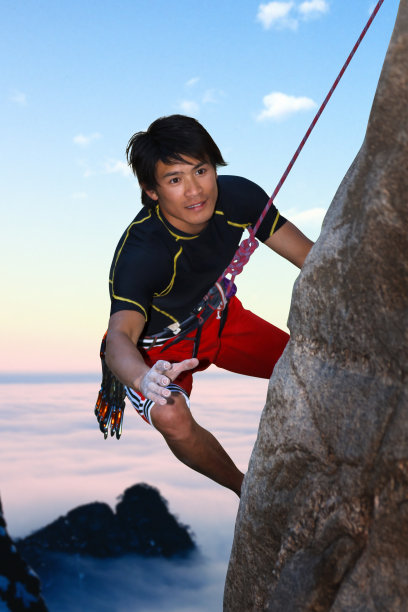 东方男人户外攀岩图片下载