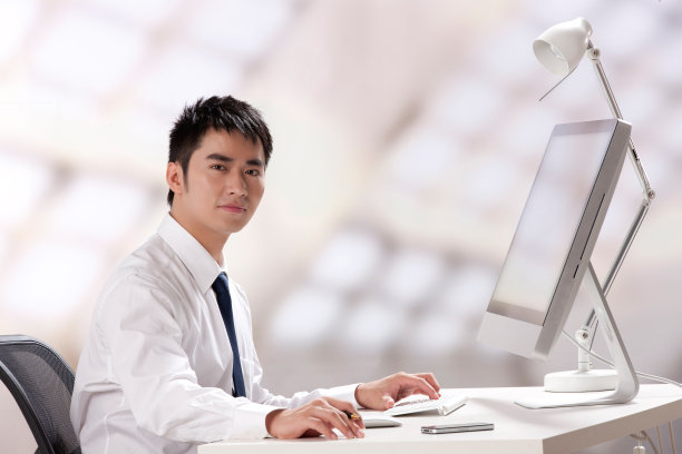 青年商务男士在办公室里看电脑图片下载