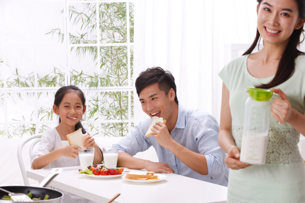 一家三口吃早饭图片下载