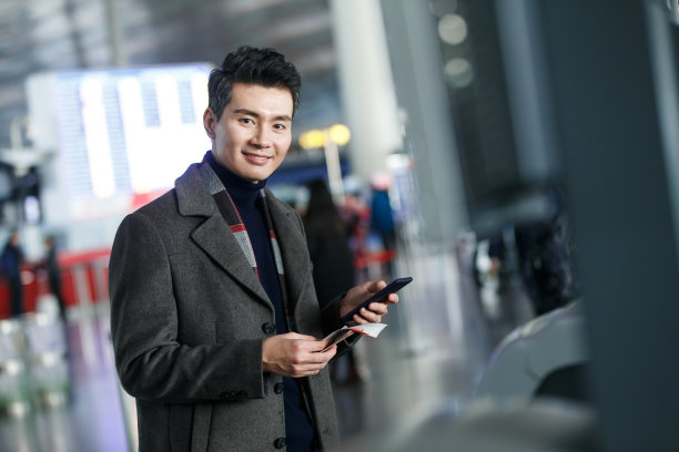 商务男士在机场图片下载