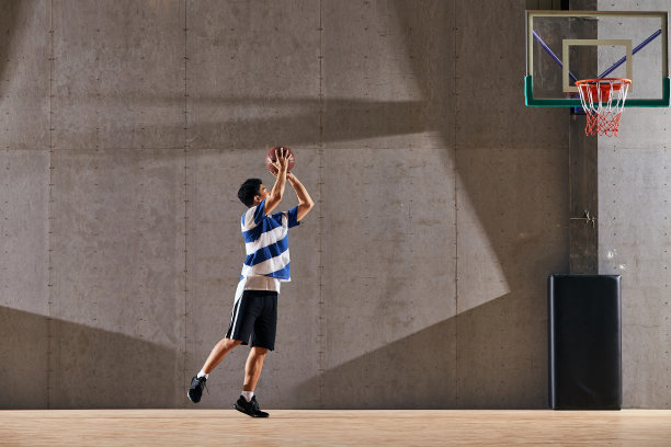 青年男人打篮球图片下载