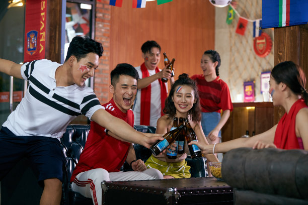 球迷喝啤酒庆祝图片下载
