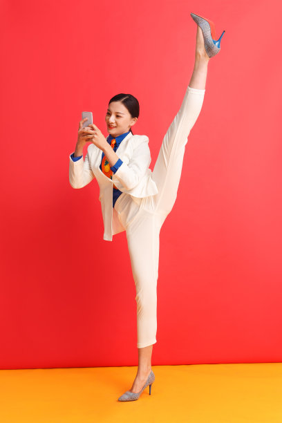 青年商务女人看手机图片下载