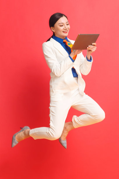 青年商务女人使用平板电脑图片下载