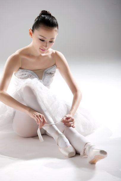 女人系芭蕾舞鞋带图片下载