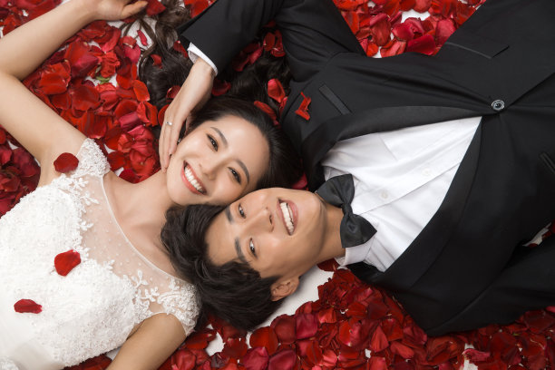 浪漫的新郎和新娘图片下载