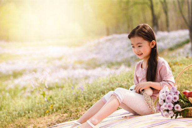 可爱的女孩在户外图片下载