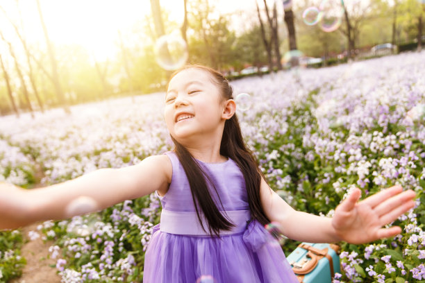 可爱的小女孩在户外图片下载