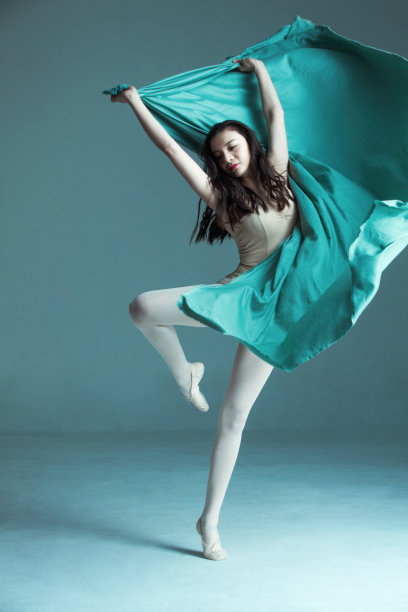 青年女人在跳芭蕾舞图片下载