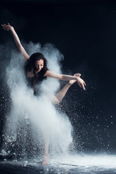 青年女人在跳芭蕾舞图片下载