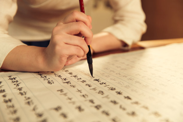 青年女人在练习书法图片下载