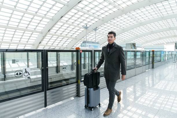 商务男士在机场图片下载