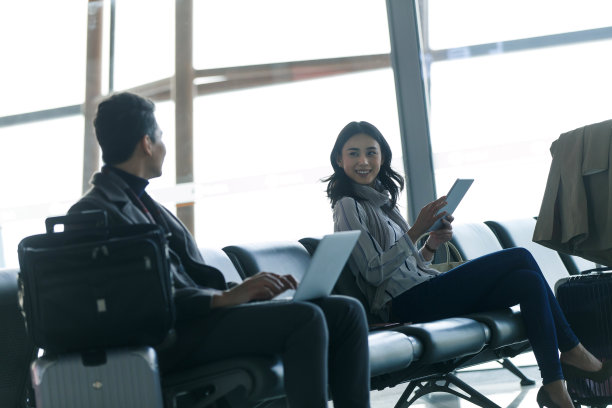商务男女在候机大厅图片下载