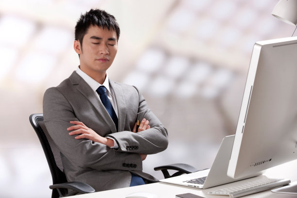 青年商务男士在办公室里休息图片下载
