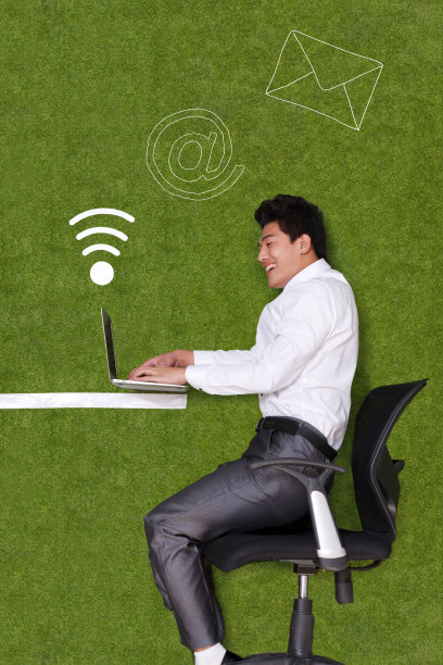 年轻男子在草地上嬉戏图片下载