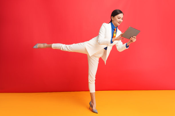 青年女人使用平板电脑图片下载