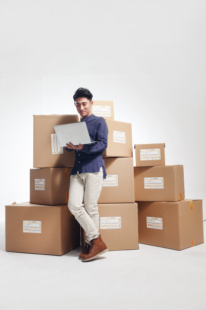 青年男人使用电脑图片下载