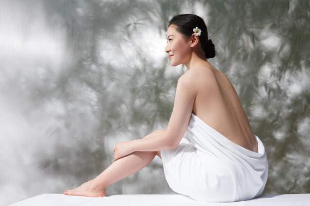 年轻女人在户内做SPA图片下载