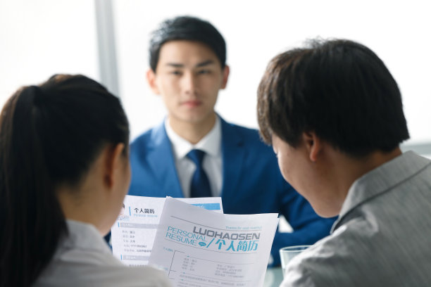 商务男女在办公室图片下载