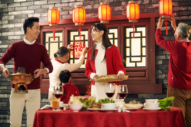 快乐家庭准备年夜饭图片下载