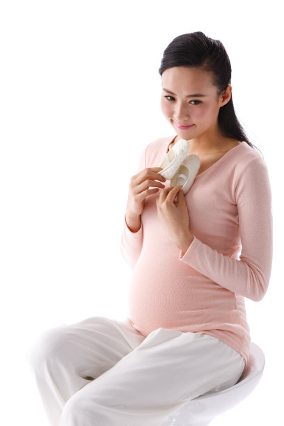 孕妇手拿婴儿鞋图片下载