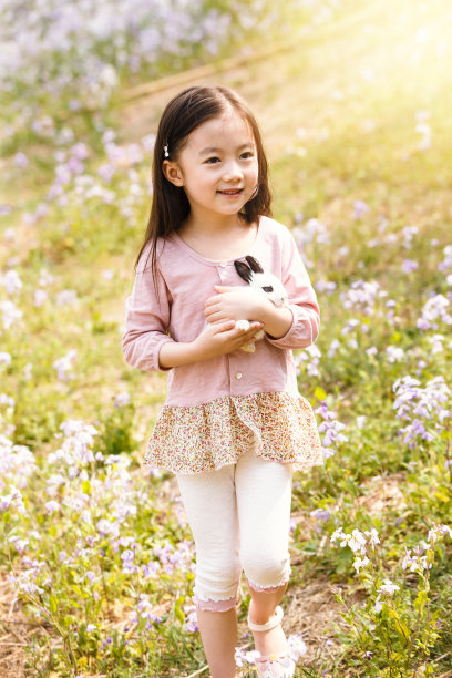 可爱的女孩在户外图片下载