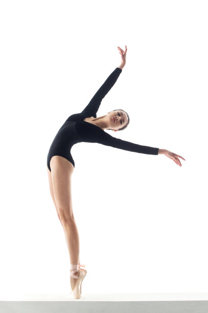 青年女人在跳芭蕾舞图片下载
