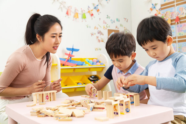 幼儿园老师和小朋友们图片下载