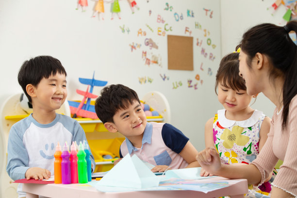 幼儿园老师和小朋友们图片下载