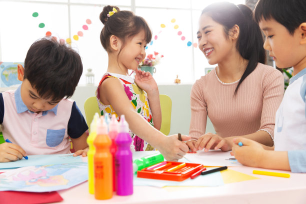 幼儿园老师和小朋友们图片下载