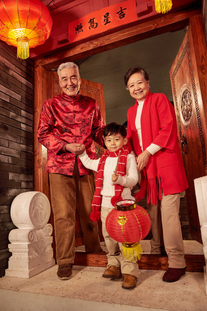 老人和孙女过新年图片下载