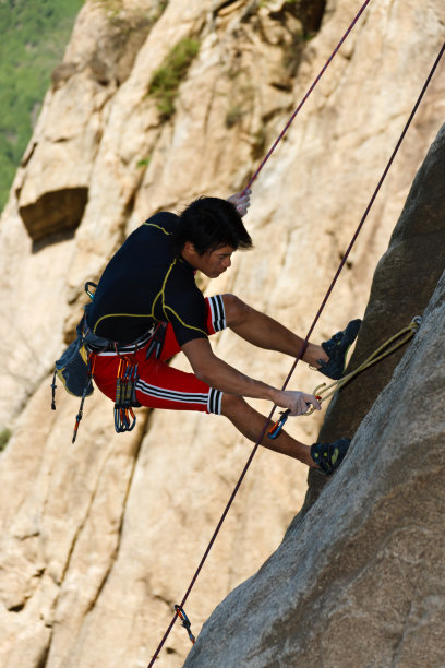 东方男人户外攀岩图片下载