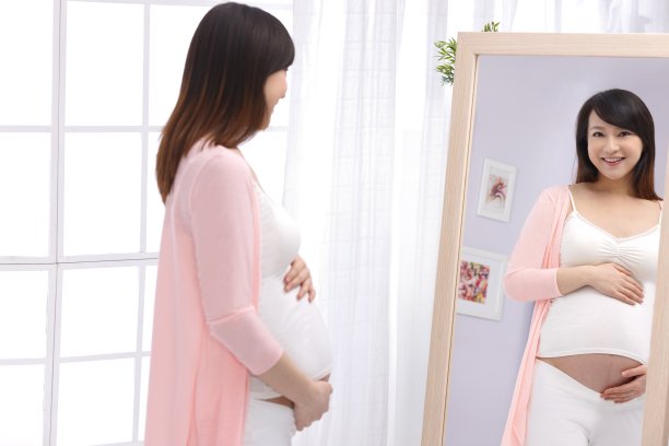 孕妇照镜子图片下载