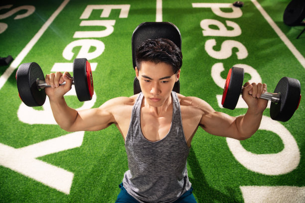 青年男人在健身房健身图片下载