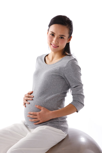 孕妇坐在健身球上图片下载