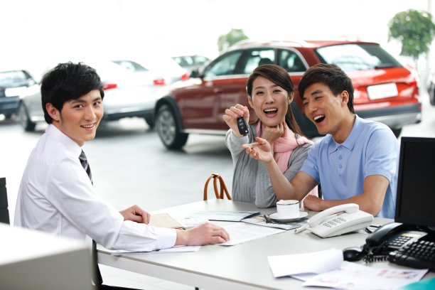夫妇在4S店购买汽车图片下载