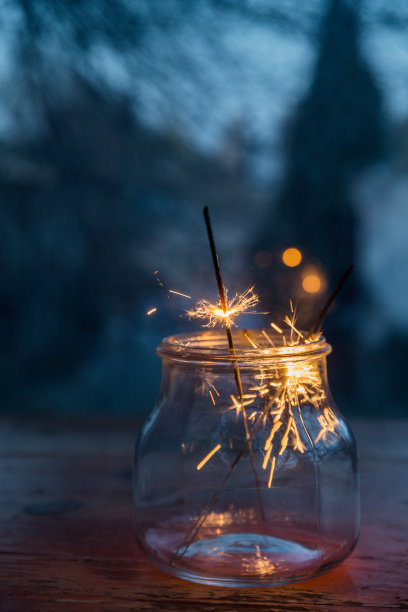 放在瓶子里的烟花图片下载