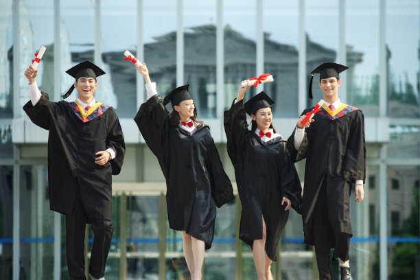 四个身穿学士服的大学生图片下载