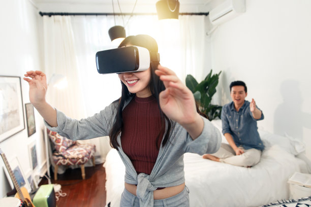 快乐情侣在室内玩耍图片下载