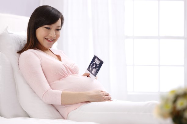 孕妇拿着超声波照片图片下载