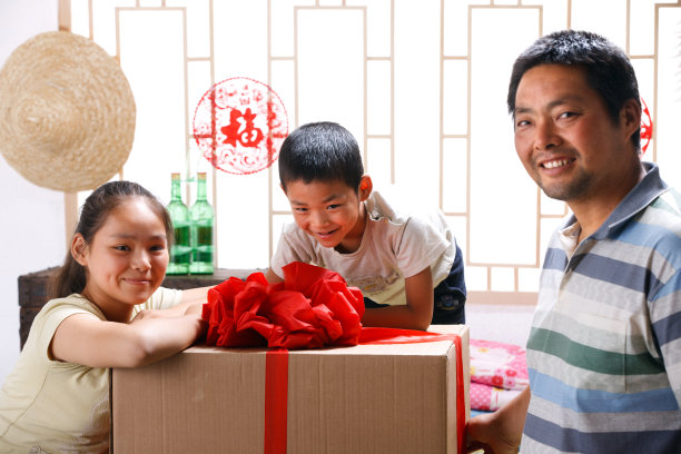 农民父子扶着电器包装箱图片下载