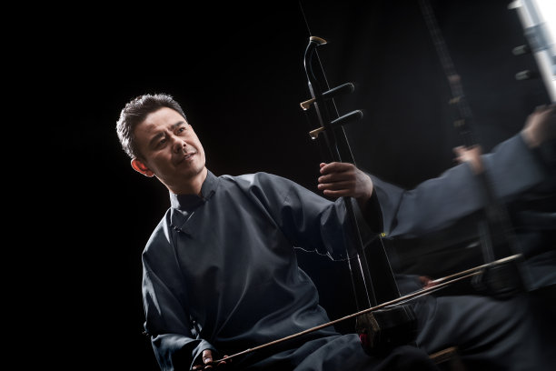 男艺术家在拉二胡图片下载