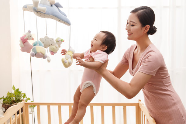 妈妈哄宝宝玩耍图片下载
