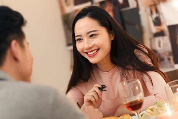 青年情侣吃晚饭图片下载