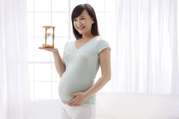 孕妇拿着沙漏图片下载