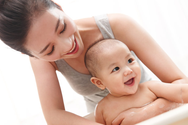 妈妈给宝宝洗澡图片下载