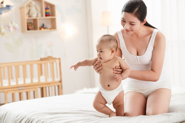 妈妈陪宝宝玩耍图片下载