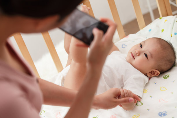 妈妈给宝宝照相图片下载