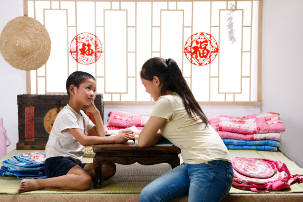 姐弟两人在家写作业图片下载